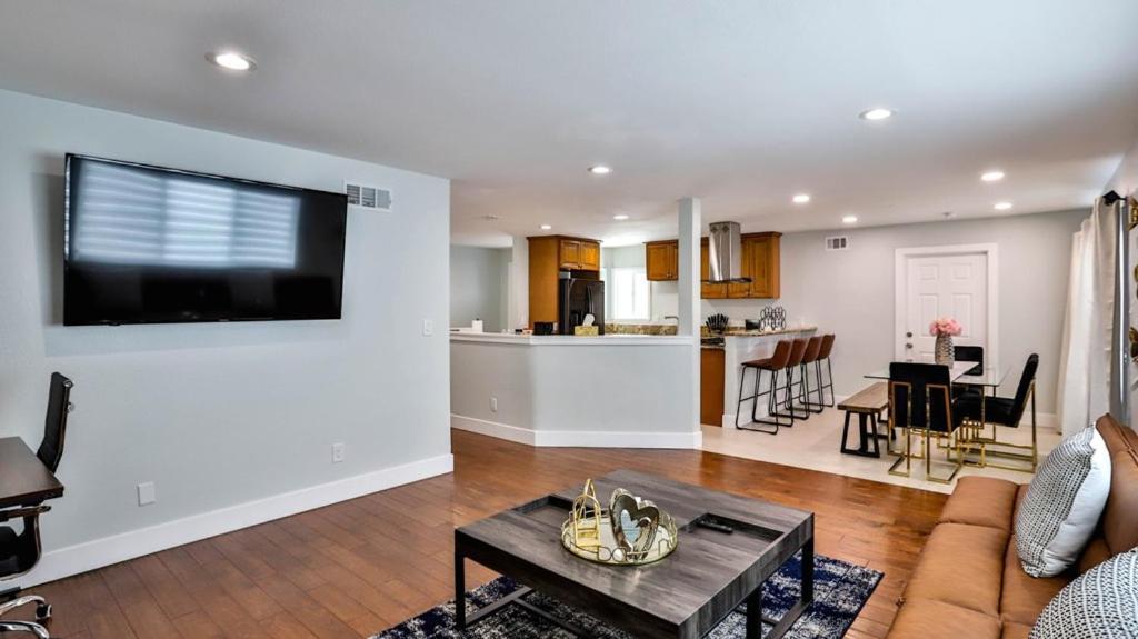 H&H Modern Lux 4Bd 1 King Suite 3 Queen Socal Disney Westminster Bagian luar foto