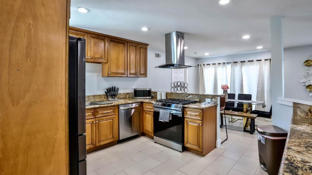 H&H Modern Lux 4Bd 1 King Suite 3 Queen Socal Disney Westminster Bagian luar foto
