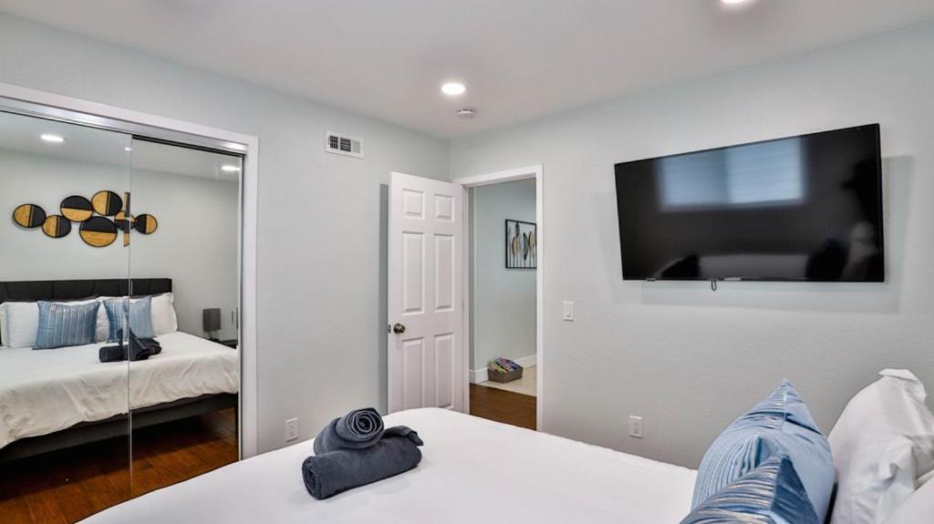 H&H Modern Lux 4Bd 1 King Suite 3 Queen Socal Disney Westminster Bagian luar foto